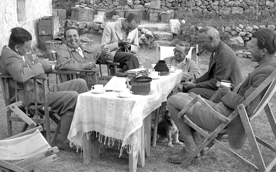Kazıdan sonra çay keyfi. Solda Kurt Bittel, sağda mimar Rudolf Naumann (1939)